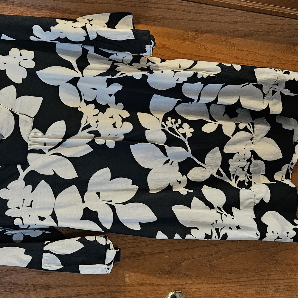 Gap Black and White Floral Dress With Pockets!!